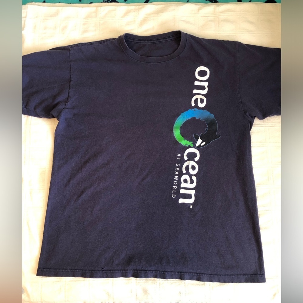 vtg sea world One ocean orca whale theme blue t-shirt Mens Medium?